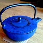 紬山荘 - 青の鉄器で配されるそば湯