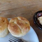 moni morning - フォカッチャを追加して、フムスも追加。　ついうっかり画像撮る前にフォカッチャの下にあるはずのサラダを食べちゃいました・・・。＿ﾄ￣|○　