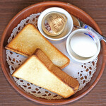 Bikkuri Donki - トーストセット 330円 のトースト、ゆで玉子
