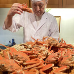 Sushi Kiichi - 活きた香箱蟹をゆでて、甲羅に詰めます