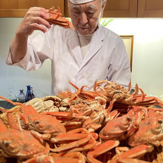 12月限定の香箱蟹を活きの状態で蒸して、雲丹醤油で贅沢に食す