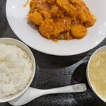 橘屋 - エビチリ定食
            左上、はみ出てるけどサラダ
            食後にはデザートも付く