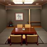 フォーシーズン - (個室　萩)なごやかな落ち着いた雰囲気のお座敷。6名様までのご会食・ご会合にぴったりです。