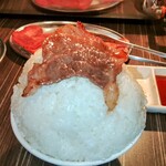 Chou Yakiniku Shokudou Marutomi - ご飯にお肉をワンバンドさせ、パクリ、そのままタレ付きご飯をガツガツとかきこみ、一言、旨い！