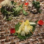 Yung - 白菜の甘酢漬け、蒸し鶏の葱生姜野沢菜ソース、鮮魚のお刺身サラダ
