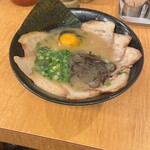 Hakata Ramen Isshin - チャーシュー麺、生玉子