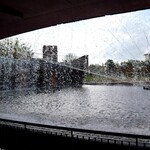 Sutabakku Sukohi - 水のカーテンと湧泉などで構成する泉と滝の広場
