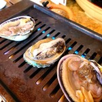 日比野市場鮮魚浜焼きセンター - 大アサリ　980円・活アワビ浜焼き　980円