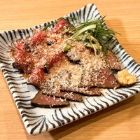 出汁しゃぶおばんざい おかか 市ヶ谷 - 和牛肩三角のたたき(ローストビーフ)