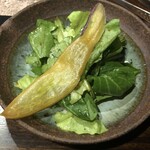 まほろば囲炉裏 - 葉物野菜のサラダ　鳴門金時チップのせ