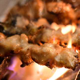 Reasonably priced Yakitori (grilled chicken skewers) for just 110 yen is a hit! There are also plenty of items that call for sake.