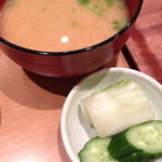 あしあと - まぐろ漬丼（９００円）付属の漬物＆味噌汁