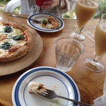 ピッツェリア イル ソーレ - リンゴジュース、ベーコン燻製ピザ