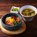 Stone-grilled bibimbap & mandu soup (boiled Gyoza / Dumpling)