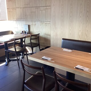 ご指定のお時間に窓際席が表示されない場合はご予約で埋まっております。