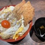 Shamoya Honten - はみ出すカツ丼(ご飯大盛+100) 780円