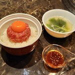 個室焼肉 牛炙 - レアロゼ丼　1780円