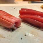 すしやのたい悟 - 左が鮪中トロ。右が鮪赤身