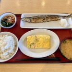 廿日市食堂 - 玉子焼、秋刀魚塩焼き、ほうれん草のお浸し、ごはん中、味噌汁