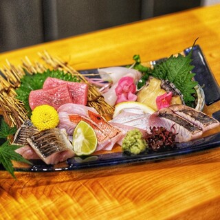 鮮度抜群！季節のおすすめ鮮魚が堪能できる「造り盛り合わせ」