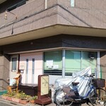 おにおん - JR山陽本線横川駅から徒歩7分の「Bistro cafe おにおん」さん
開業時期不明、店主さんご夫妻の2名体制
電灯の立ち看板、淡い桃色の飾り壁にシンプルな開き戸、ビストロ感は薄め