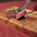 神戸牛炉釜炭焼ステーキ IDEA - 短角牛をカット！