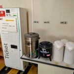 モグモグ - 左から　トレイ　食券機　冷茶、冷水、温茶　　ここで食券を買いトレイを持ってPic.2に並び自分で取る物は取り、もらう物はもらうシステム。