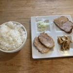 Hongare Chuukasoba Gyorai - 先に半ライスとラーメンの具が！