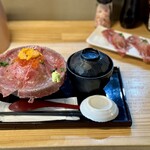 吉祥寺 肉ドレス海鮮丼 - 肉ドレス海鮮丼＋炙り肉寿司2貫（2,420円）