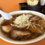 ラーメン富士屋 - チャーシューワンタンメン＆薬味（たまねぎ）