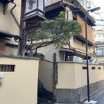 ぼたん - 御茶ノ水駅から秋葉原駅に向かって歩くとそのお店がある