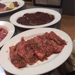 焼肉千石 - 手前から上カルビ1500円、レバー650円