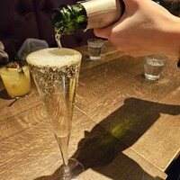 スペイン料理 La Cazuela 三ノ宮 ミント神戸店 - テーブルでなみなみと注いで下さいます♡