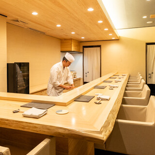 宮城県石巻市生まれ。鮨職人の父と兄に憧れこの道へ