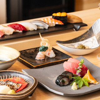 つまみながら一献。肩肘はらずに楽しむ江戸前鮨のコース