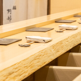 落ち着いた和の趣あふれる空間。お席はゆったりと配置