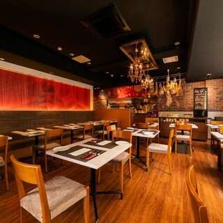 開放感◎シックな赤を基調としたモダンな空間で会食を！