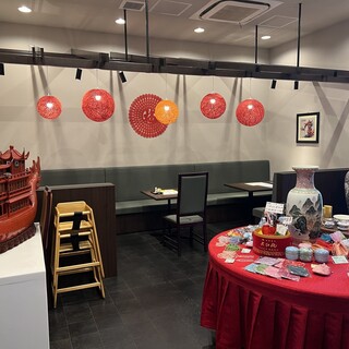 広々座れるソファー席。静かでゆったりと寛げます。
●4名×2席
●2名×1席
