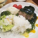 キッチン ブルー グローブ - ２度目のご飯、サラダを乗せ、ソースを吸わせます