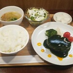 キッチン ブルー グローブ - 豚肩ロースポシェ　春菊と卵黄のすき焼き風ソース