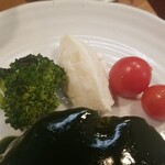 キッチン ブルー グローブ - 備え付け野菜、真ん中はポテサラ