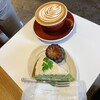 UP TO YOU COFFEE - ホットの塩キャラメルカフェラテ  レギュラー 650円、抹茶とラズベリージャムのチーズクリームサンドケーキ 600円、プラナチャイのカヌレ 370円（いずれも税込）