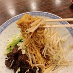 Ari San - 台湾牛すじ汁なしまぜそば　麺リフト