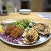 8TH SEA OYSTER Bar  - ◆牡蠣フライ2個と香草焼き2個の盛り合わせ。 お野菜も添えられ、フレンチドレッシングと「オニオンチップス」がかけられています。