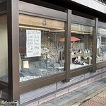 やぶ屋総本店 - 店前のショーウインドにはサンプルが並ぶ