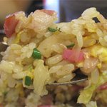 Ichizenya - ベーコンやピンクカマボコ・卵の彩りがキレイで、 たくさん入ってるので、味出しの役目もしっかり果たしてます。