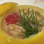 JiProign - 大家さんからの頂き物のカボスがくり抜かれて魚介と白菜を抱いて登場^_^。