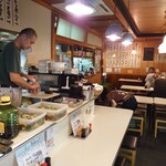 横田酒場 - 調理場前のカウンターとテーブル席の、こじんまりとした店内