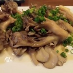 キッチン笑りぃ - 六合産舞茸のバター炒め