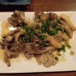 キッチン笑りぃ - 六合産舞茸のバター炒め